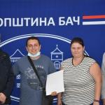 МЛАДИМ БРАЧНИМ ПАРОВИМА ДОДЕЉЕНИ УГОВОРИ ЗА КУПОВИНУ СЕОСКИХ КУЋА СА ОКУЋНИЦОМ