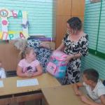 ПОДЕЉЕНЕ ЂАЧКЕ ТОРБЕ ПРВАЦИМА