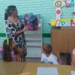 ПОДЕЉЕНЕ ЂАЧКЕ ТОРБЕ ПРВАЦИМА